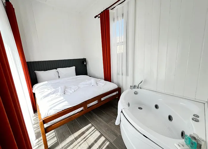 Отель Aden Garden Кешме